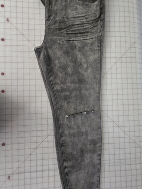 refuge+ Gray Washed Skin Tight Leggings e+ Skinny Jeans with rip knee detail